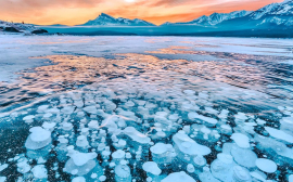 На Байкал массово съезжаются любители фотосессий на фоне льда с метановыми пузырьками