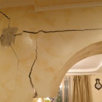 В Тюменской области из-за треснувших стен в доме отселили более 40 человек