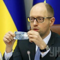 Украинскому премьеру Яценюку в администрации президента предложили покинуть пост