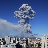 В Японии вулкан Сакурадзима выбросил из кратера столб пепла высотой 400 метров