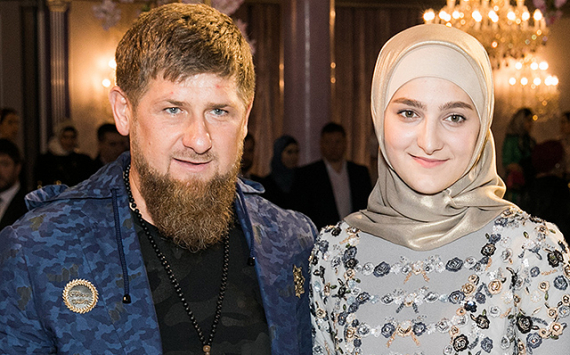 Рамзан Кадыров наградил свою дочь Айшат медалью после показа мод в Париже за «Заслуги перед Чеченской республикой»