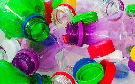 В России предлагают запретить цветные пластиковые бутылки