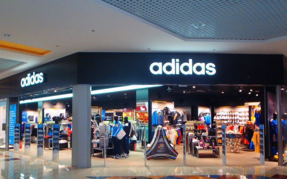 Adidas продолжит закрывать магазины в России