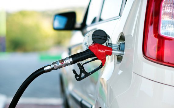 Эксперт: Россия не должна ждать снижения цен на бензин до осени