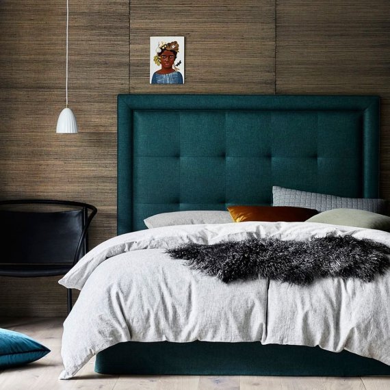 Элегантное дополнение к интерьеру спальни – кровать с мягким изголовьем от SK Design