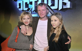 Алексей Серебряков посетил с приемной дочерью премьеру картины «Лед-2»