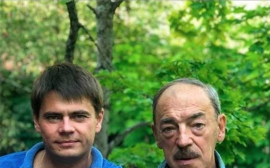 «Аж мурашки…»: Михаил Боярский харизматично спел дуэтом с сыном на своей даче в честь 9 мая