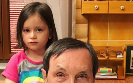 «Приятно видеть в здравии»: Николай Носков запечатлелся с внучками за праздничным столом