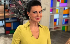 В оттенках весны: 52-летняя Екатерина Стриженова обновила гардероб лимонным тренчем