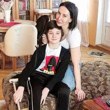 «Молодой Ален Делон»: Алика Смехова поделилась редким кадром с сыном-школьником