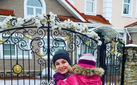 «Оделись в одном стиле»: Полина Гагарина в джинсовой куртке и пурпурных брюках погуляла с дочкой