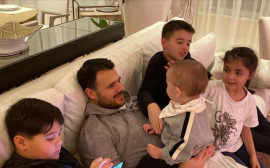 «Это называется – счастье»: Эмин Агаларов запечатлелся с тремя наследниками, заявив, что вновь готов стать отцом