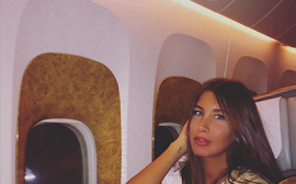 Укатила в отпуск: Кети Топурия в джинсах скинни и косухе предстала на борту частного самолета