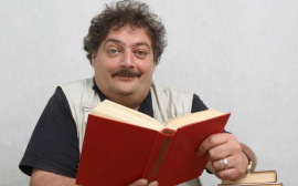 Писатель Дмитрий Быков уверен, что запреты в библиотеках подстегнут детей к чтению