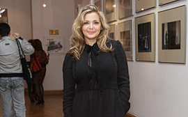 «С корабля на бал!»: Ирина Пегова в черной рубашке оверсайз вернулась со съемок в Москву