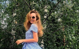 Стеша Маликова в платье бэби-долл с цветочным принтом вышла на прогулку в Санкт-Петербурге