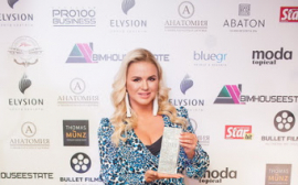 Анна Семенович провела премию Topical Style Awards 2020 в платье-рубашке с Вячеславом Манучаровым
