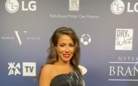 Привет, Коко Шанель: Юлия Барановская в длинном черном платье посетила Brand Awards