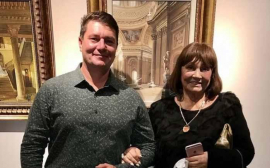 Старость в радость: 81-летняя Лариса Лужина посетила выставку Никаса Сафронова с молодым поклонником