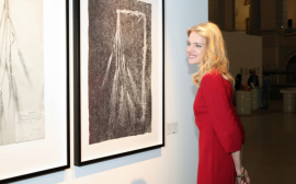 Наталья Водянова в молочном плаще и кожаных брюках-палаццо отметилась на выставке современной художницы