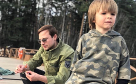 «Опять бежим»: Алексей Чадов запечатлел подросшего сына во время пробежки
