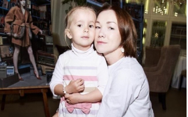 «Пять лет - это вам не шутка!»: Звезда «Содержанок» Дарья Мороз показала, как выглядит ее маленькая сестра Варвара