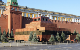 Вице-спикер Госдумы предлагает вынести Ленина из Мавзолея и перезахоронить лидеров СССР из Кремлевской стены