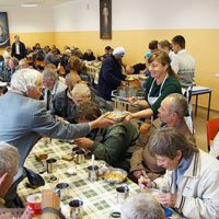 Малоимущих россиян бесплатно накормят в социальных столовых
