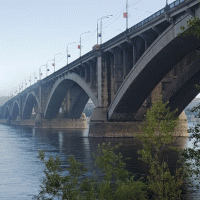 В Красноярске мужчина намеревался спрыгнуть в Енисей с Коммунальского моста