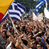 Тысячи демонстрантов вышли на улицы Афинов в поддержку Ципраса