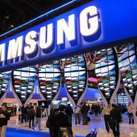 Samsung презентовала мониторы с беспроводной зарядкой для смартфонов