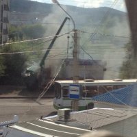 В Красноярске автокран стрелой зацепил электропровода, погиб водитель
