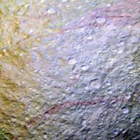 На спутнике Сатурна Теффи обнаружены неизвестные красные дуги