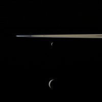 В Сети появились фотографии спутников Сатурна – Дионы и Мимаса