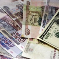 СМИ: Средневзвешенный курс доллара упал до 62 рублей