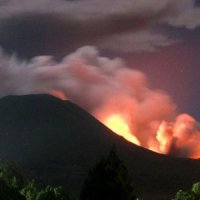 Индонезия закрыла крупный аэропорт из-за вулкана Локон