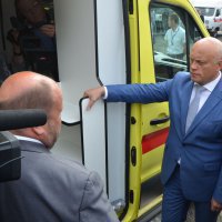 Виктор Назаров передал автобазе здравоохранения 19 автомобилей скорой помощи, пришедших в регион по распоряжению премьер-министра РФ Дмитрия Медведева