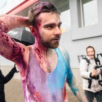 Во время съёмок клипа музыканта в мороз в центре Минска облили молоком, водой и краской