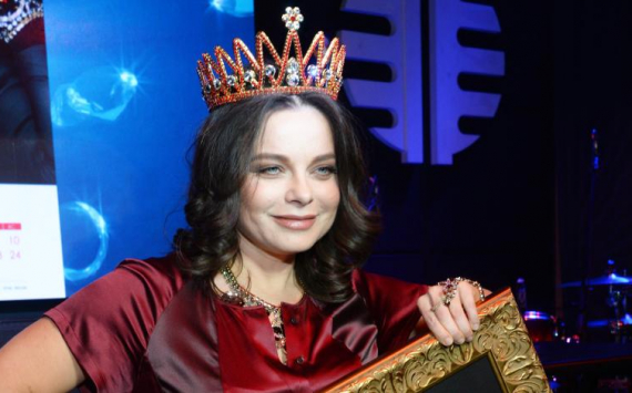 Наташе Королевой подарили корону из богемского стекла стоимостью свыше миллиона рублей