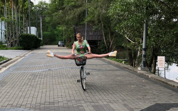 Шпагат на велосипеде: Анастасия Волочкова учится цирковым трюкам