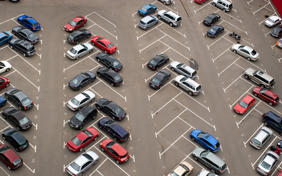Эксперт оценил идею уменьшить габариты парковочных мест на улице
