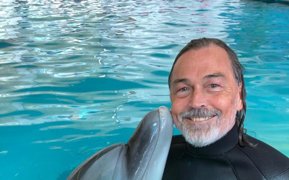 Уставший от работы Никас Сафронов увлекся дельфинотерапией