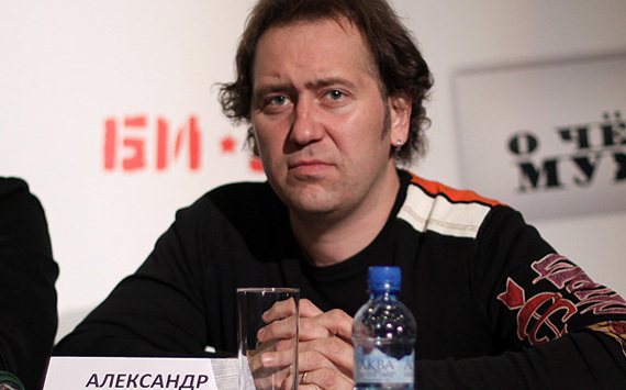 Александр Демидов призвал поклонников взрослеть, сидя на надувном лебеде