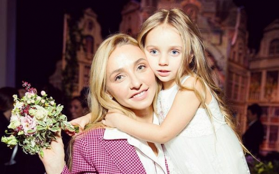 Татьяна Навка научила дочь лепить пельмени