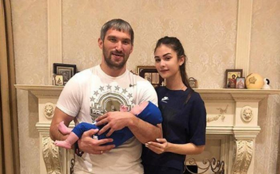 Нежные фото с сыном: жена Александра Овечкина поздравила его с днем рождения