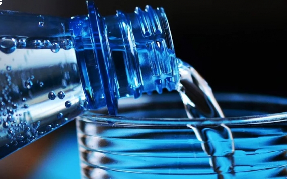 Медики: Употребление воды в непогоду улучшает настроение