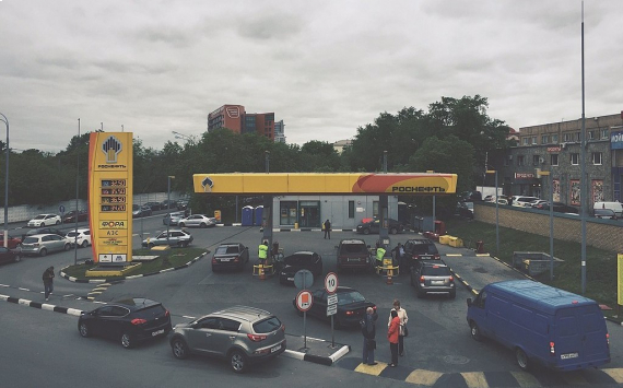 На московские АЗС «Роснефти» начал поступать бензин стандарта «Евро-6»