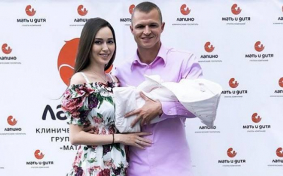 Дмитрий Тарасов и Анастасия Костенко впервые показали новорожденную дочь