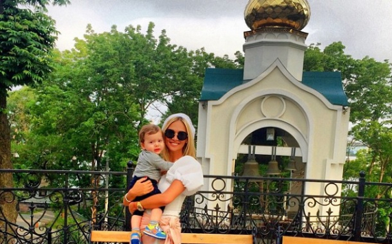 Виктория Лопырева приобрела для своего сына коляску за 100 тысяч рублей