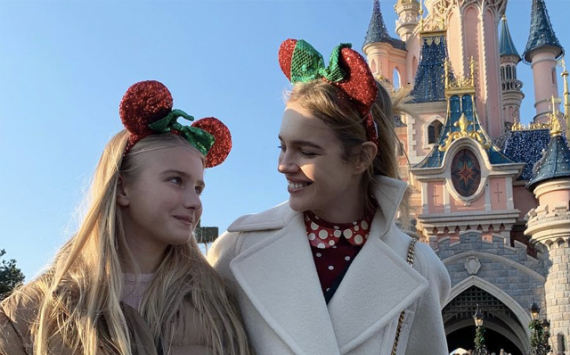 «Будто сестренки»: Наталья Водянова с дочкой Невой впервые вышла в свет после отмены карантина во Франции